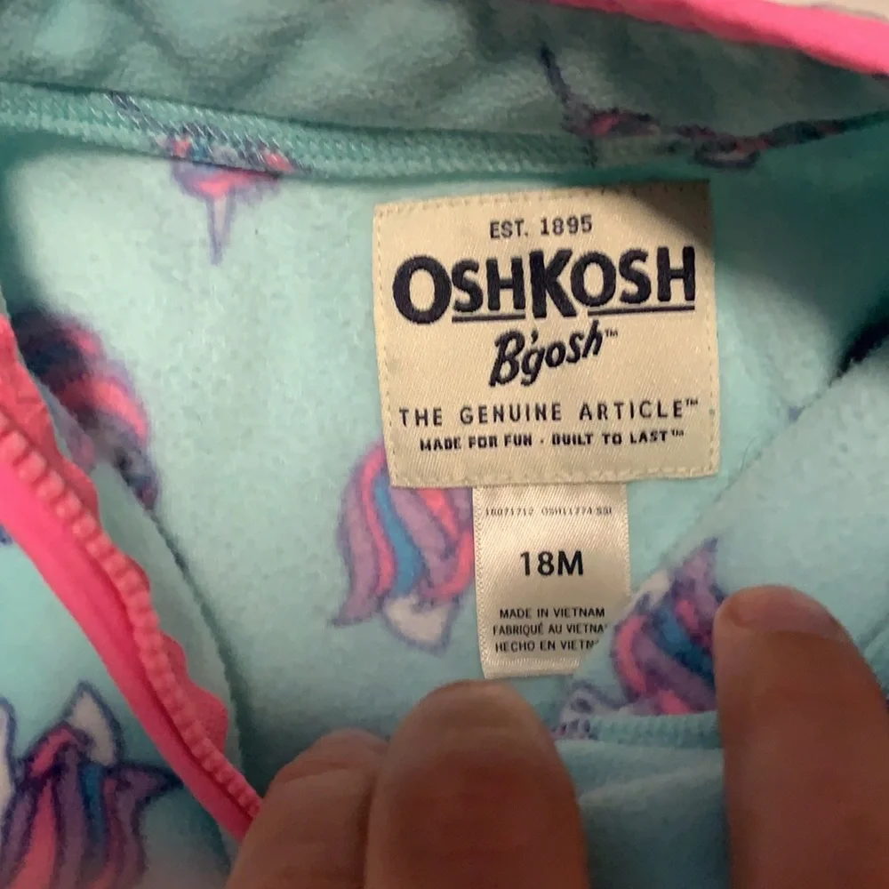 5 for $25🎈 2 oshkosh fleece sweaters